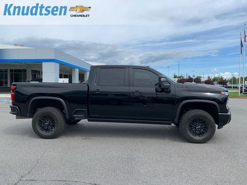 Used 2025 Chevrolet Silverado 2500 ZR2 w/ Technology Package AWD/4WD image 8