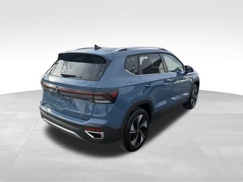Certified 2025 Volkswagen Taos SE w/ Panoramic Sunroof Package image 5