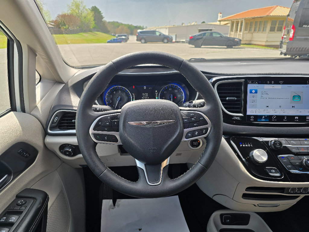 Used 2024 Chrysler Pacifica Touring-L FWD image 15