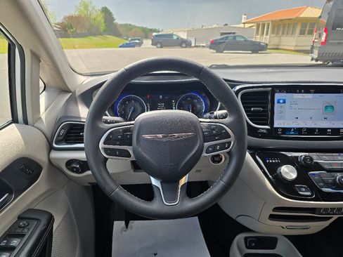 Used 2024 Chrysler Pacifica Touring-L FWD image 15