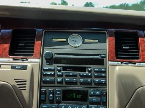Used 2004 Lincoln Town Car Signature RWD image 23