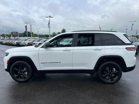 Certified 2025 Jeep Grand Cherokee Limited w/ Luxury Tech Group II AWD/4WD image 4