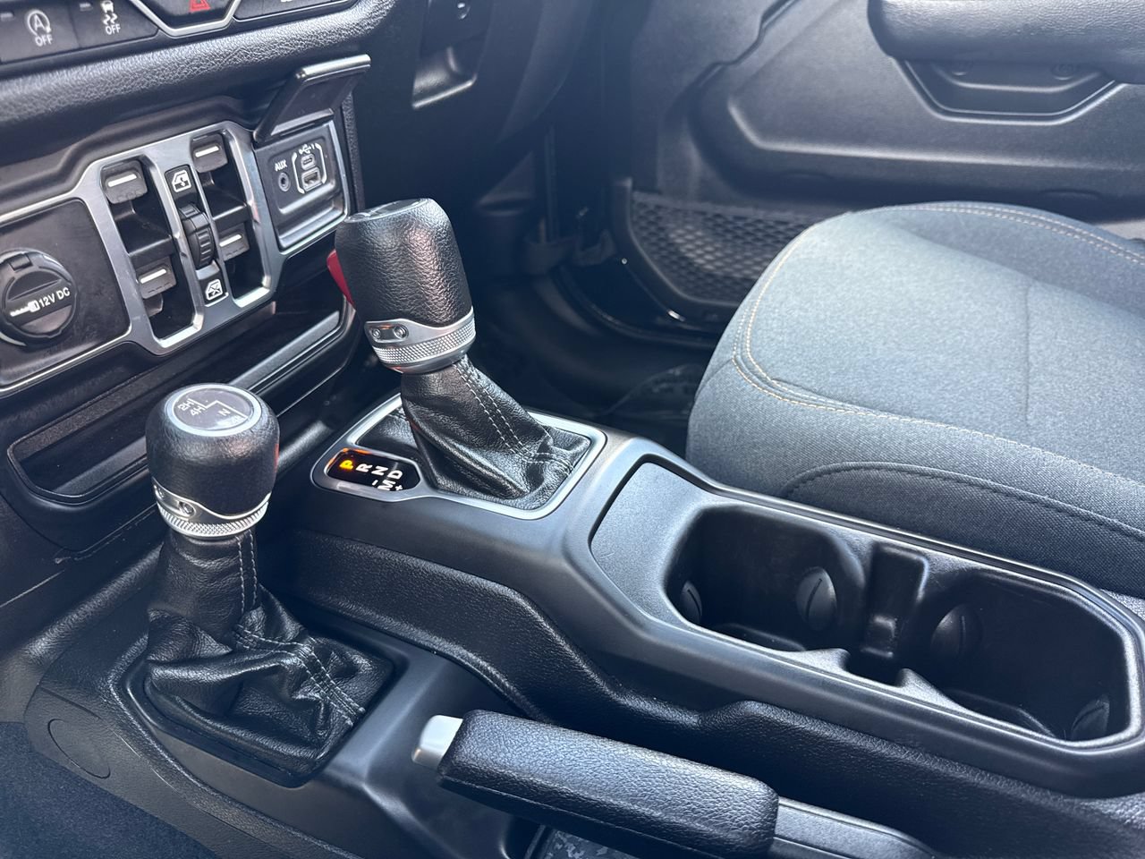 Certified 2025 Jeep Gladiator Sport AWD/4WD image 21