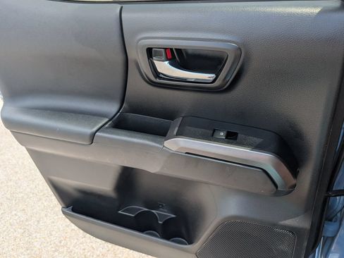 Used 2019 Toyota Tacoma TRD Off-Road AWD/4WD image 29