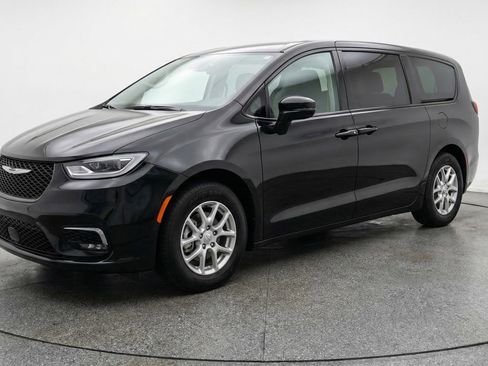 Used 2024 Chrysler Voyager LX image 3