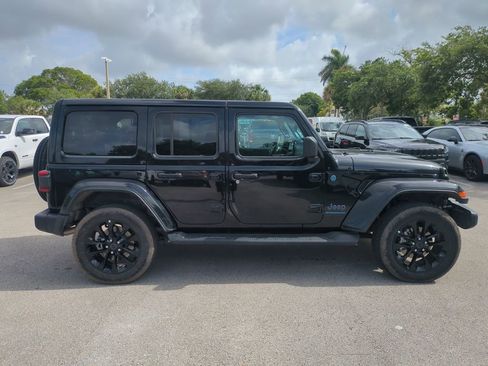 Used 2025 Jeep Wrangler Unlimited Sahara AWD/4WD image 5