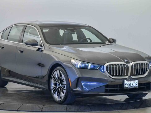 Used 2025 BMW 530i w/ Premium Package image 6