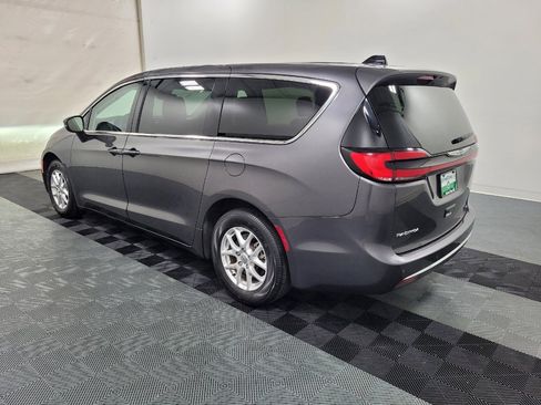 Used 2023 Chrysler Pacifica Touring-L FWD image 3