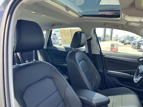 Certified 2024 Volkswagen Jetta SE w/ Panoramic Sunroof Package FWD image 28