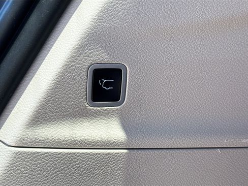 Used 2024 Chrysler Pacifica Touring-L FWD image 13