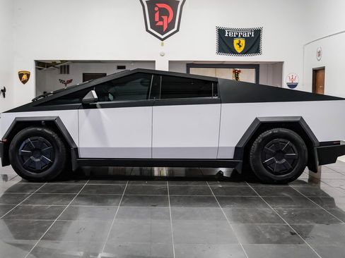 Used 2024 Tesla Cybertruck AWD Crew Cab image 13