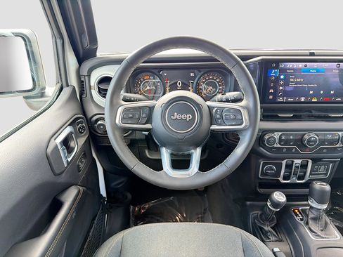Used 2025 Jeep Wrangler Sahara image 16