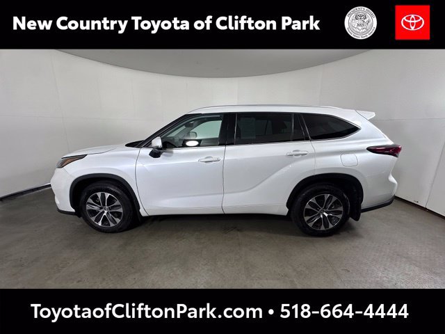 Used 2022 Toyota Highlander XLE AWD/4WD image 4