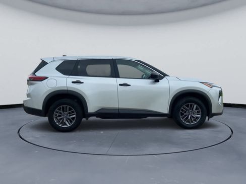 Used 2024 Nissan Rogue S AWD/4WD image 2