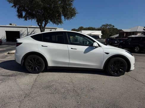 Used 2022 Tesla Model Y Long Range image 9