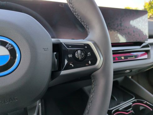 Used 2027 BMW i5 eDrive40 w/ M Sport Package RWD image 26
