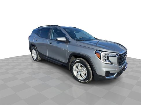 Used 2024 GMC Terrain SLE w/ Driver Convenience Package image 2