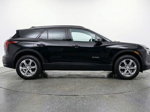 Used 2025 Chevrolet Blazer LT FWD image 11