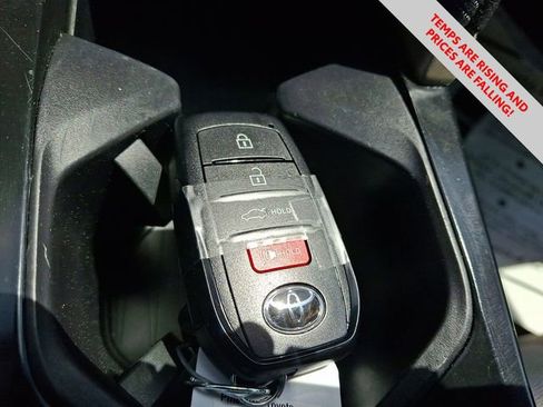 Used 2025 Toyota Camry SE image 15