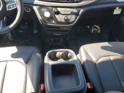 Used 2026 Chrysler Pacifica Select FWD image 21