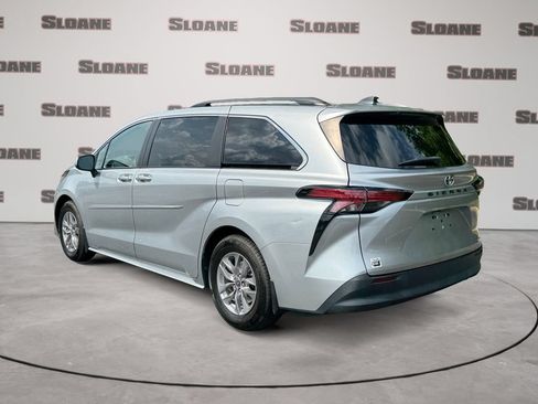 Used 2022 Toyota Sienna LE FWD image 3