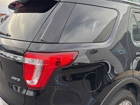 Used 2017 Ford Explorer XLT w/ Equipment Group 202A image 9