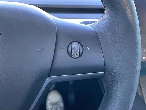 Used 2022 Tesla Model Y Long Range image 21