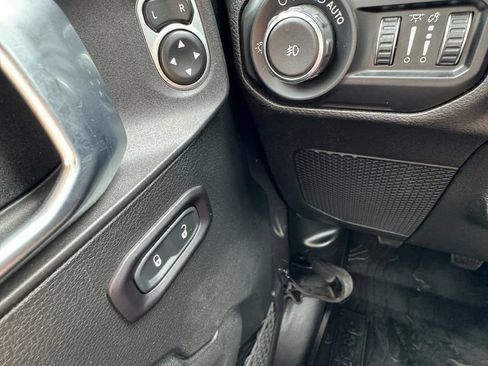Used 2018 Jeep Wrangler Unlimited Sport S AWD/4WD image 15