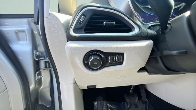 Used 2024 Chrysler Pacifica Touring-L FWD image 11