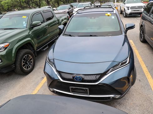 Used 2024 Toyota Venza XLE AWD/4WD image 4