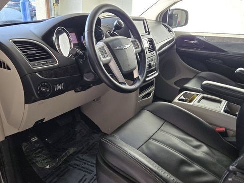 Used 2015 Chrysler Town & Country Touring w/ Driver Convenience Group image 20