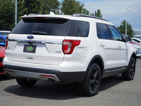 Used 2016 Ford Explorer XLT w/ Equipment Group 202A AWD/4WD image 5