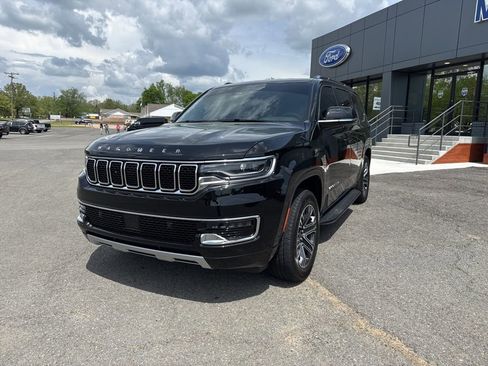 Used 2025 Jeep Wagoneer Series II image 2