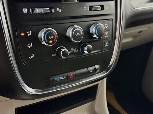 Used 2019 Dodge Grand Caravan SXT FWD image 16