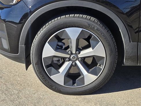 Used 2025 Volvo XC40 B5 Core image 13