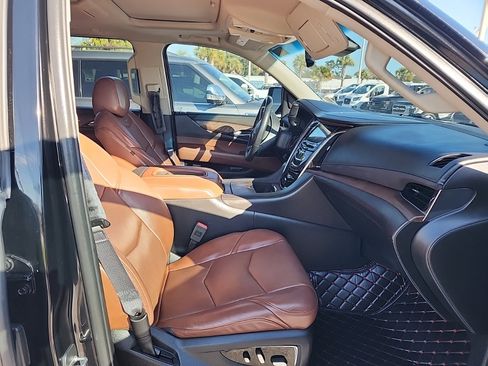 Used 2016 Cadillac Escalade ESV Premium image 4