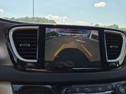 Used 2024 Chrysler Pacifica Touring-L FWD image 24