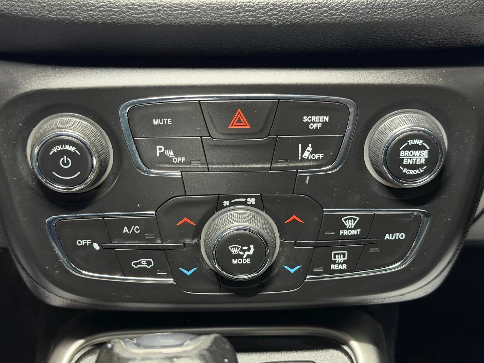 Used 2020 Jeep Compass Latitude FWD image 33