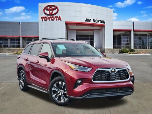 Used 2025 Toyota Highlander XLE FWD image 1