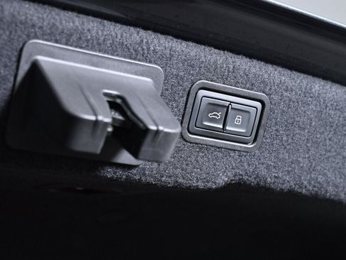 Used 2020 Audi S8 L w/ S8 Executive Package AWD/4WD image 36