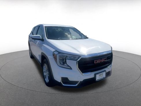 Used 2024 GMC Terrain SLE image 3