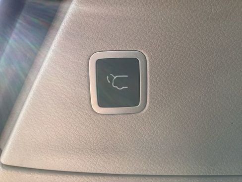 Used 2023 Chrysler Pacifica Touring-L FWD image 9