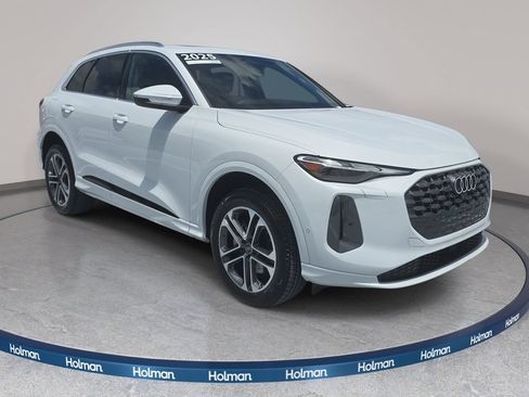 Certified 2025 Audi Q5 Premium w/ Convenience Package AWD/4WD image 3