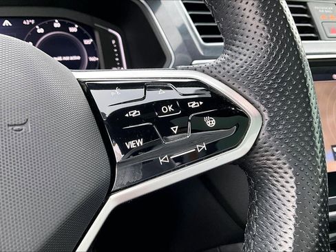 Used 2022 Volkswagen Tiguan SEL R-Line image 17