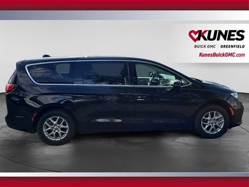 Used 2023 Chrysler Pacifica Touring-L FWD image 12