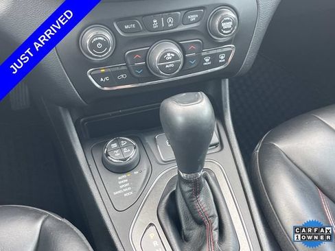 Used 2020 Jeep Cherokee Trailhawk w/ Cold Weather Group AWD/4WD image 32