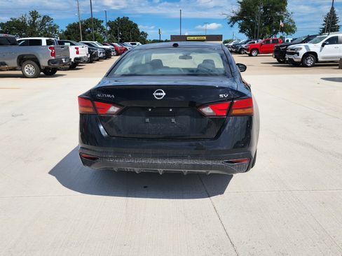 Used 2024 Nissan Altima 2.5 SV FWD image 5