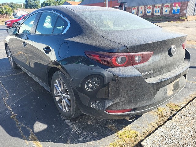 Used 2022 MAZDA MAZDA3 Sedan FWD image 2