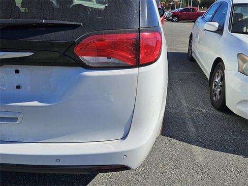 Used 2025 Chrysler Voyager LX image 9