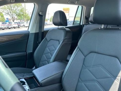 Used 2024 Volkswagen Atlas SE AWD/4WD image 17